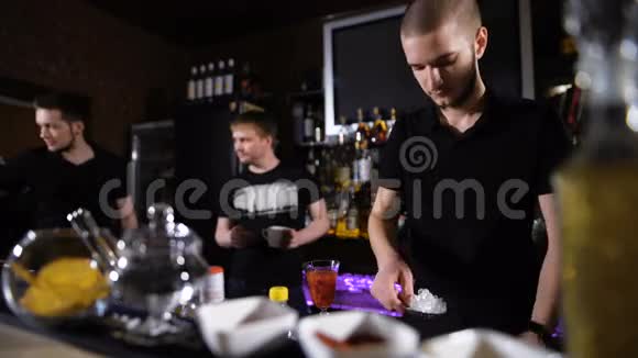 几个酒保穿着时尚的黑色衬衫工作在密集的模式视频的预览图