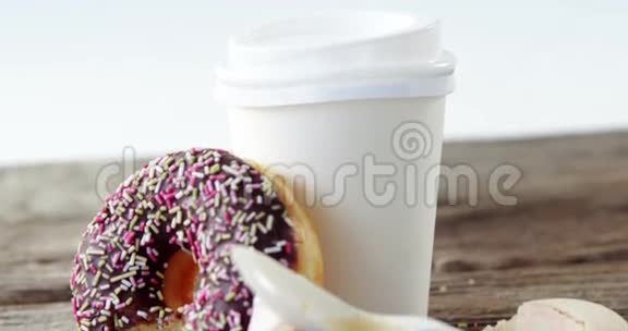 废纸巾纸咖啡杯和半吃巧克力甜甜圈视频的预览图