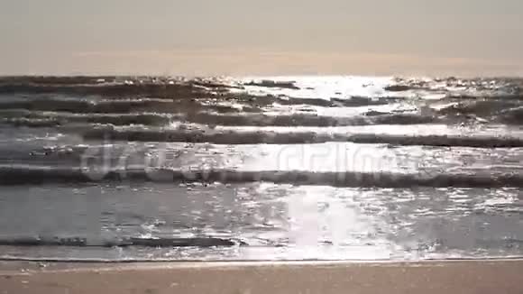 海浪被太阳照亮正在靠近镜头视频的预览图