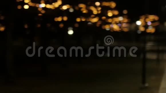 年轻美丽的少女在城市微笑的夜晚散步4UHDK视频的预览图