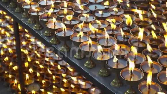 在尼泊尔寺庙里点燃仪式蜡烛尼泊尔加德满都视频的预览图