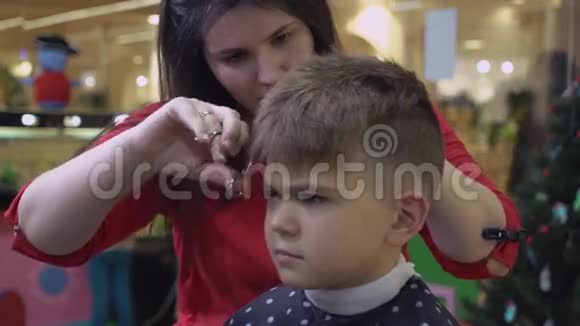 女理发师剪发生气心烦的小男孩视频的预览图