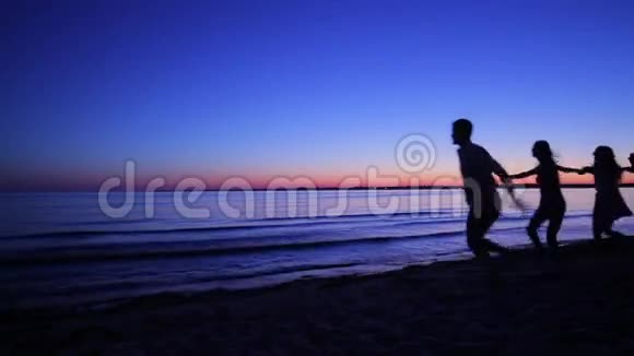 清晨在海边奔跑的年轻人视频的预览图