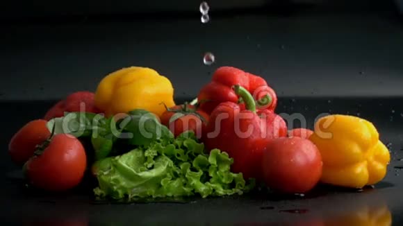 慢动作泼在蔬菜上的水视频的预览图