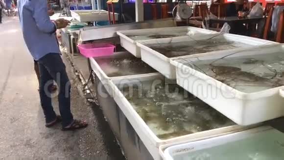 鱼市的卖家在计算器上计算价格视频的预览图