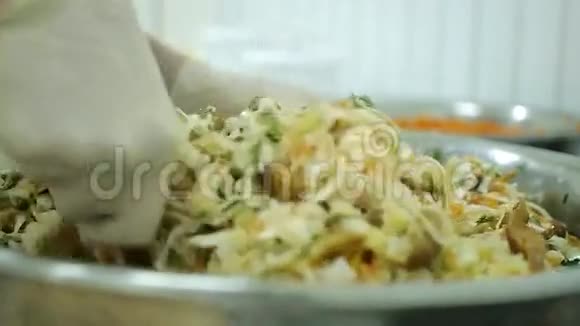 厨师准备卷心菜蘑菇胡萝卜和新鲜草药的素食沙拉视频的预览图