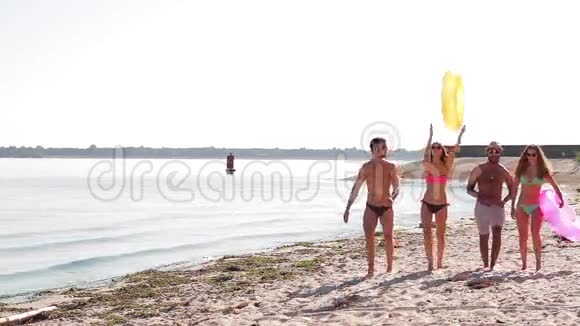 漂亮的男人和女孩去野外海滩视频的预览图