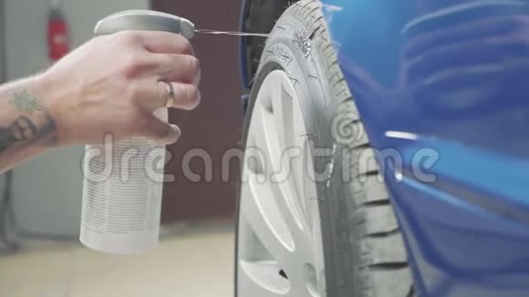 使用化学清洗运动汽车车轮的人视频的预览图