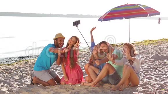 快乐的年轻人在海滩上自拍视频的预览图