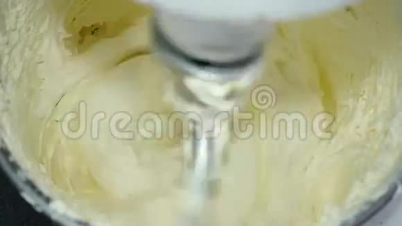 机器搅拌机搅拌奶油蛋糕视频的预览图