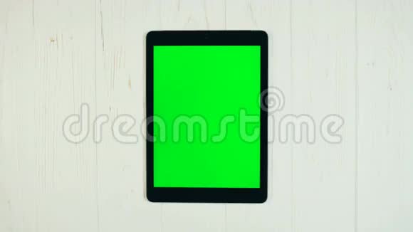 平板绿色屏幕上的手指滑动双人滑升手势视频的预览图