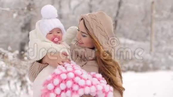 微笑年轻的母亲和孩子在冬天视频的预览图