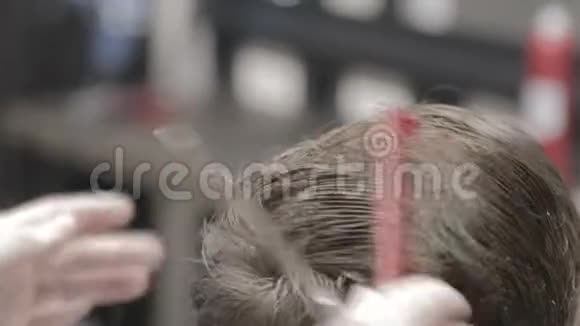 专业理发师用剪刀剪客户的头发视频的预览图