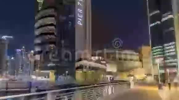 在迪拜码头的长廊上奔跑可以看到迪拜夜晚的塔和渠视频的预览图