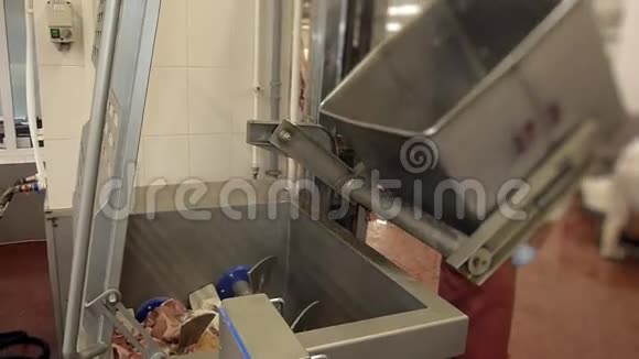机加工的生肉进行生产水用肉酱倒入水箱视频的预览图
