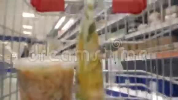 超市里的手推车在做食物视频的预览图