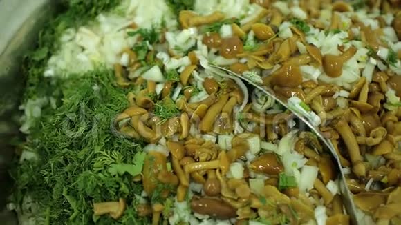 蔬菜沙拉与蘑菇和新鲜蔬菜特写为素食者和健康的饮食视频的预览图