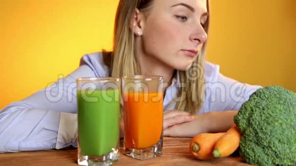 坐在果汁和蔬菜旁边的那个女人视频的预览图