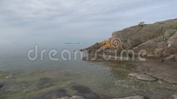 乌云密布的夏日清晨在悬崖上芬兰汉科半岛视频的预览图