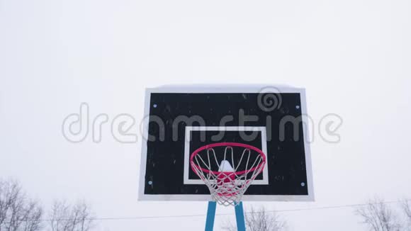 篮球在冬天飞进篮子里视频的预览图