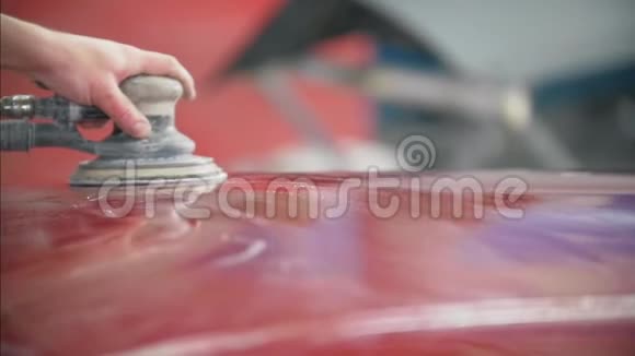 专业的汽车服务一名工人打磨红色汽车视频的预览图