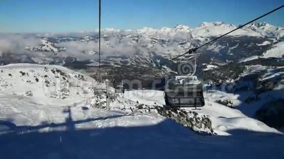 从椅子电梯到滑雪场高点的景观晴天视频的预览图
