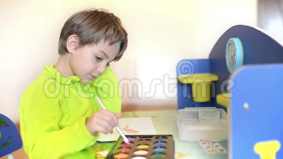 孩子在幼儿园画画视频的预览图