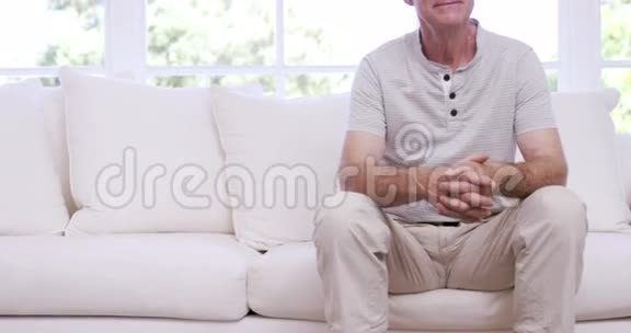 孙女在沙发上跳拥抱祖父视频的预览图