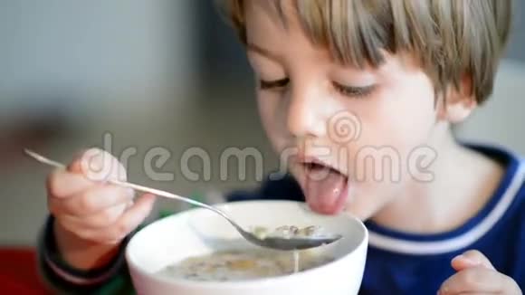 男孩吃麦片加牛奶视频的预览图