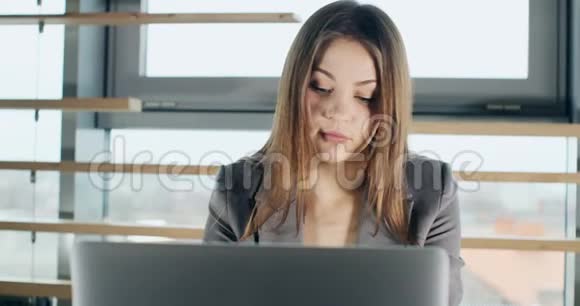 在笔记本电脑上工作的关心妇女在办公室里思考解决问题很有魅力视频的预览图