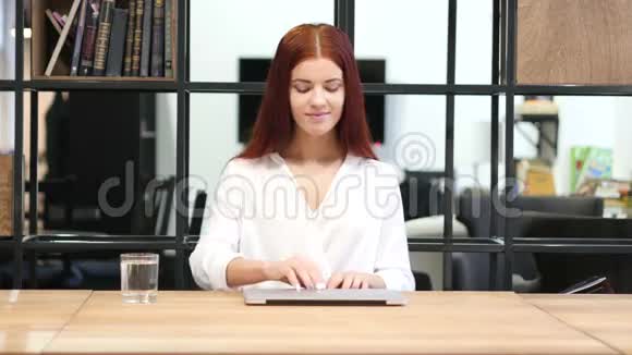 少女开放工作和关闭笔记本电脑视频的预览图