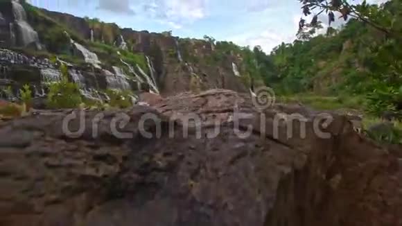 从落基山到瀑布瀑布瀑布瀑布的运动视频的预览图