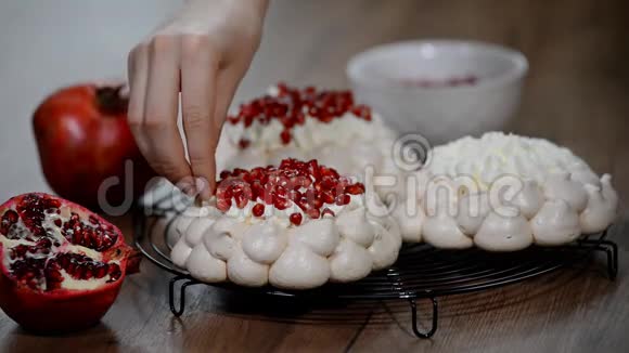 梅林月帕夫洛娃蛋糕花环与石榴视频的预览图