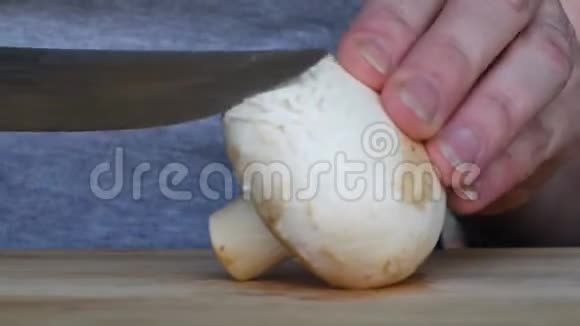 在木板上切蘑菇做菜视频的预览图