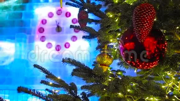 莫斯科圣诞钟和冷杉树视频的预览图