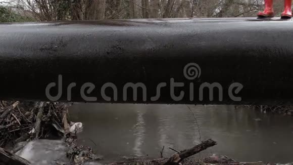 红井里的人仔细地谈判着河上的管道视频的预览图