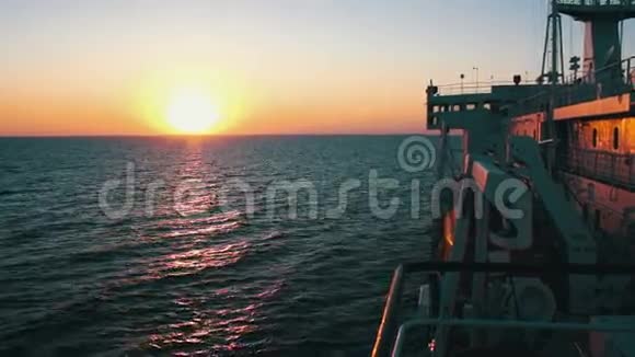 大型货运渡轮及海上日落视频的预览图