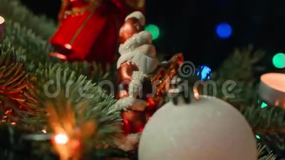在灯光背景前的圣诞球一个有灯光的圣诞老人玩具视频的预览图