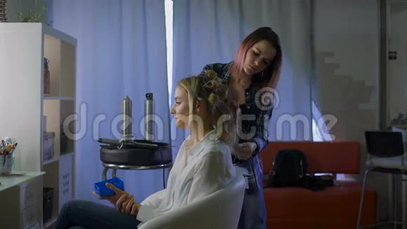 专业的发型师为你的客户做发型美容院的女商人视频的预览图