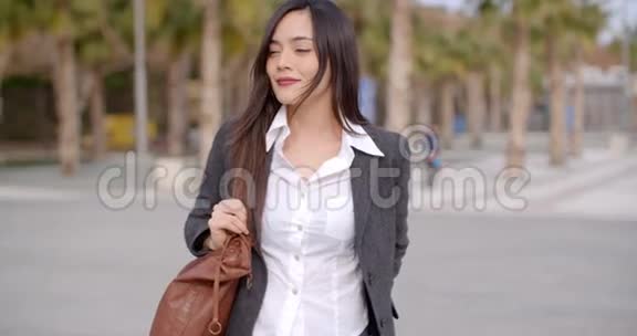 时髦的年轻女子提着一个大手袋视频的预览图