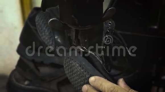 鞋匠修理旧鞋视频的预览图