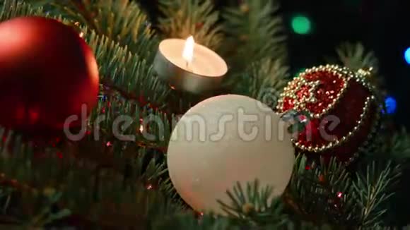 在黑暗背景上有球蜡烛和花环的圣诞树视频的预览图