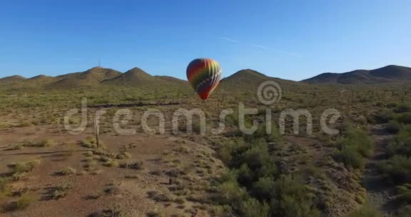 热气球降落在开阔的沙漠视频的预览图
