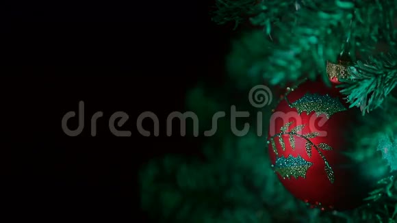 黑色背景树上的红色圣诞装饰品视频的预览图