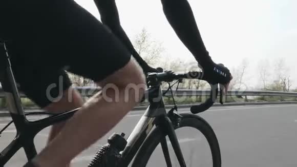 骑自行车和换挡的自行车关闭后续射击骑自行车的骑自行车者在运动慢动作视频的预览图