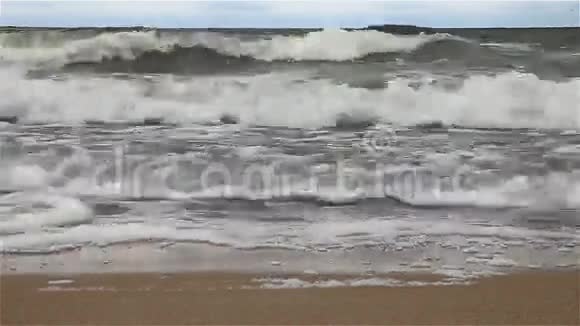 风日和海上的风暴泡沫海波视频的预览图