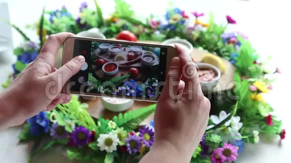 双手为智能手机拍照各种菜肴视频的预览图