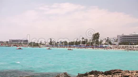 塞浦路斯阿伊亚纳帕海边度假村在海边休息人们在海边洗澡和日光浴视频的预览图