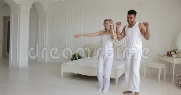 双人舞卧室混种男人女人一起玩视频的预览图