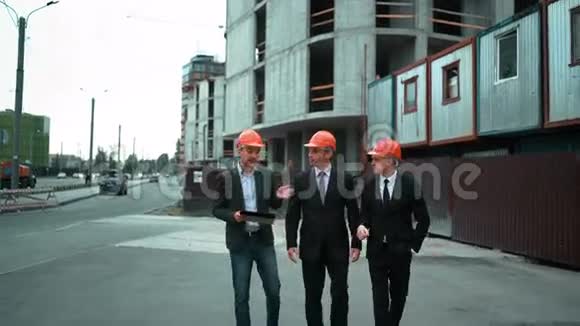 三位建筑师讨论新建造的建筑视频的预览图
